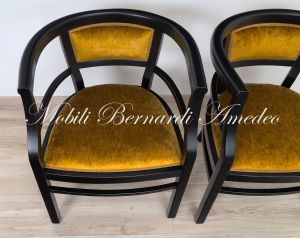 Poltroncina a pozzetto stile Liberty in legno colore nero con tessuto velluto oro